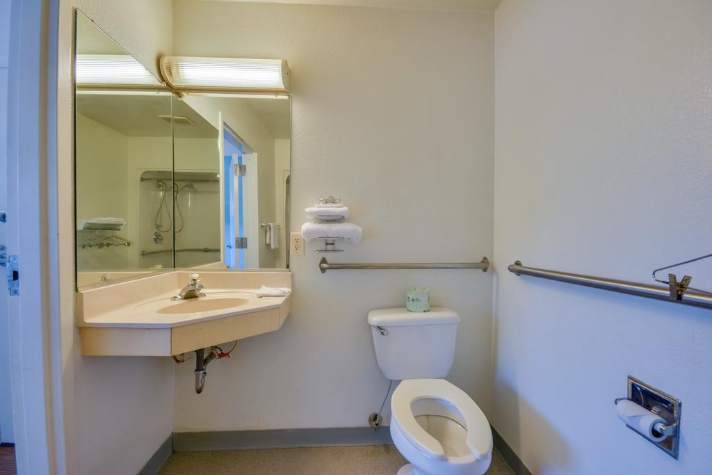 Rodeway Inn Tillmans Corner Εξωτερικό φωτογραφία