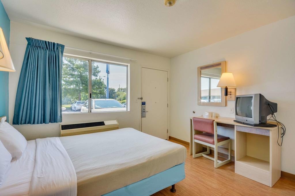 Rodeway Inn Tillmans Corner Εξωτερικό φωτογραφία