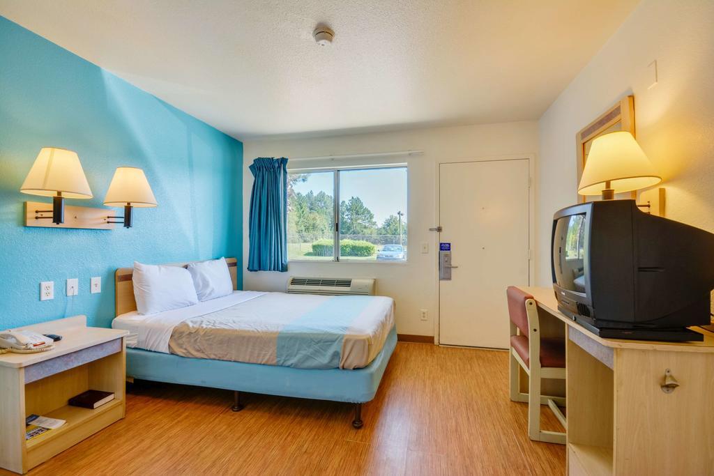 Rodeway Inn Tillmans Corner Εξωτερικό φωτογραφία