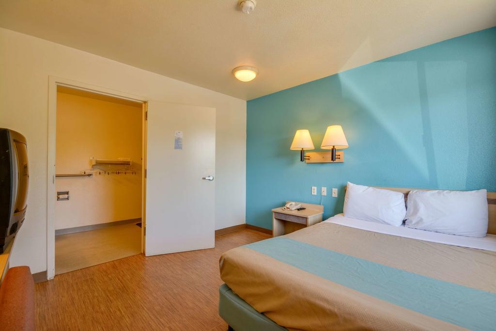 Rodeway Inn Tillmans Corner Εξωτερικό φωτογραφία