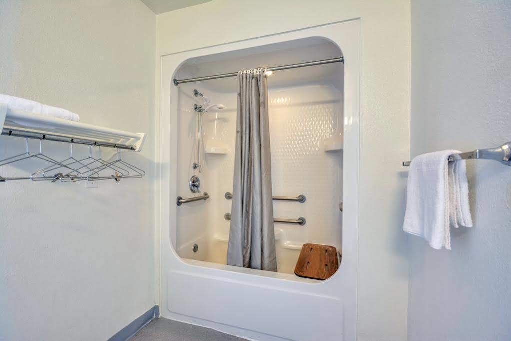 Rodeway Inn Tillmans Corner Εξωτερικό φωτογραφία