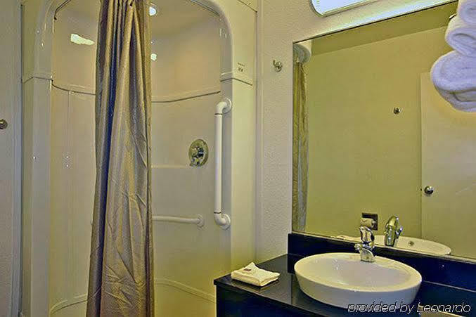 Rodeway Inn Tillmans Corner Εξωτερικό φωτογραφία